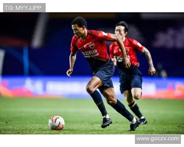 重庆足球队速度之争引发热议球迷观点各异分析战术与体能的关系